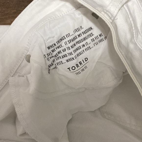 Lot of 2pair of TORRID  jeans white/crop boyfriend blue/crop midfit super skinny - Picture 14 of 16
